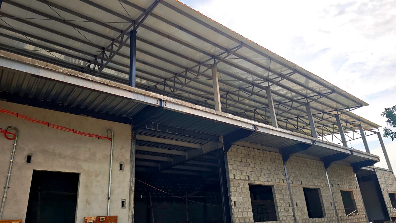 Steel PEB structure under construction by Alatues Industries